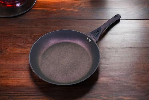 Which material is recommended for non-stick pans?